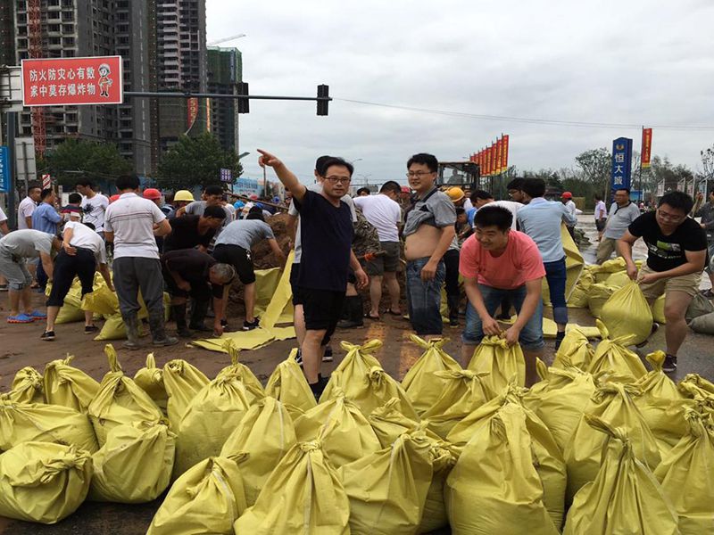 2016年7月20日，集團公司組織員工參與“安陽7·19特大洪水”搶險救災工作。