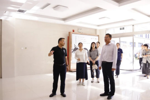 安陽學(xué)院校長單偉龍一行蒞臨我公司實習基地考察